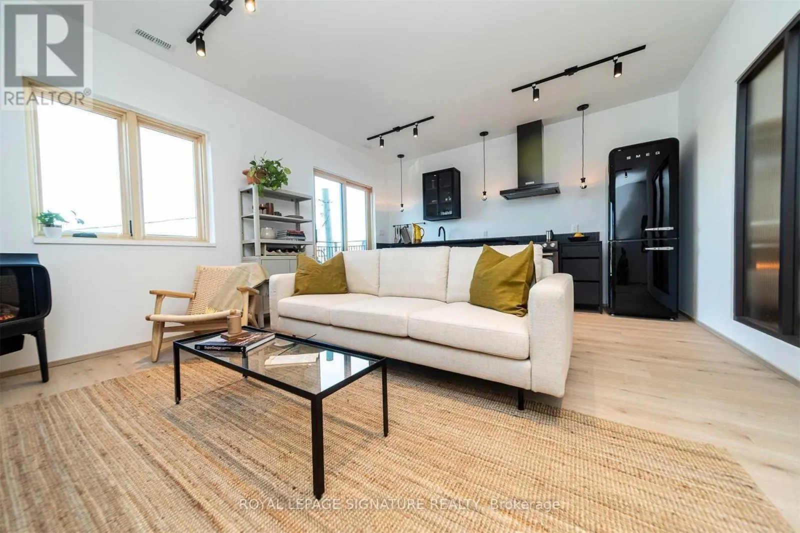 5 - 36 GEARY AVENUE