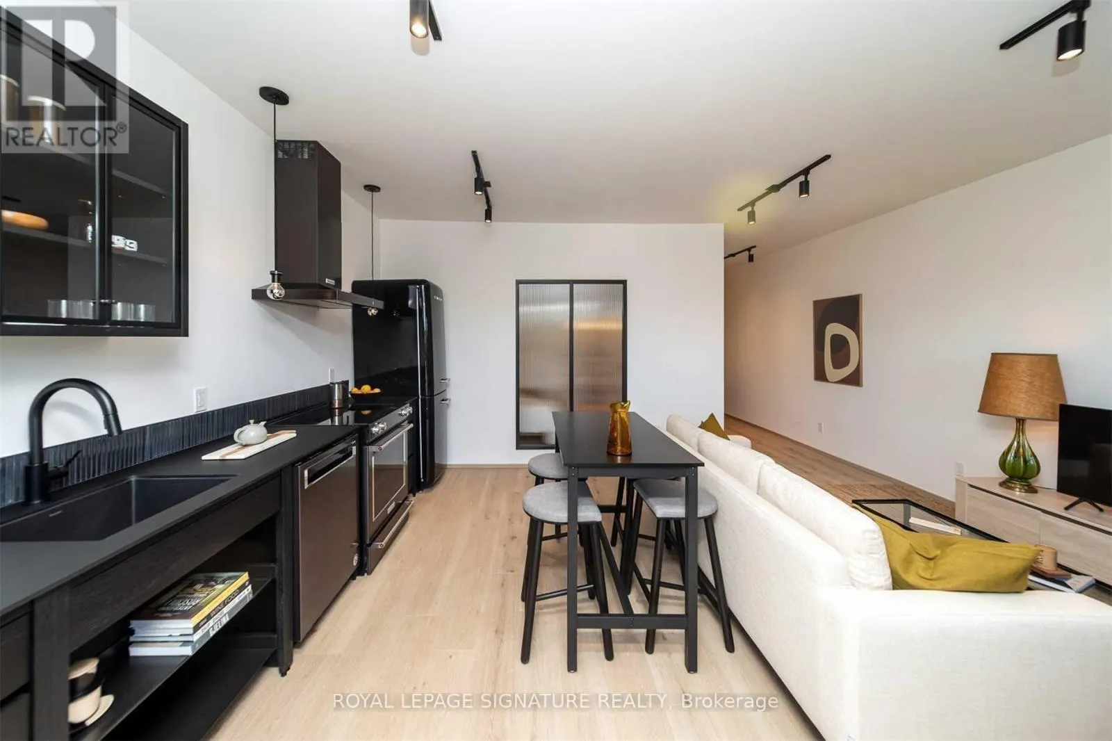 5 - 36 GEARY AVENUE