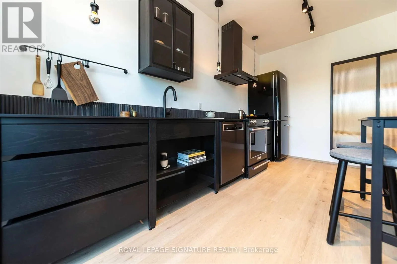 5 - 36 GEARY AVENUE