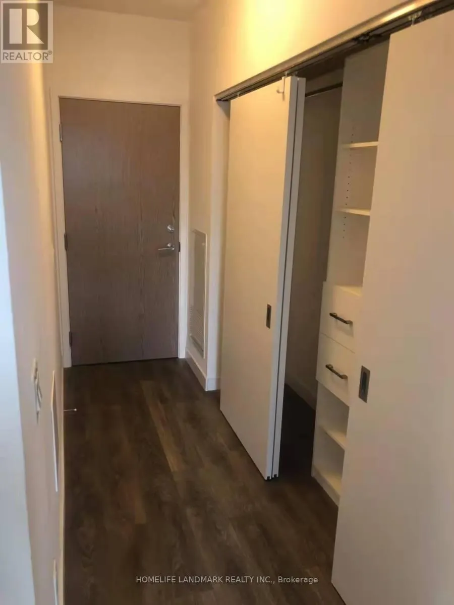 811 - 215 QUEEN STREET W