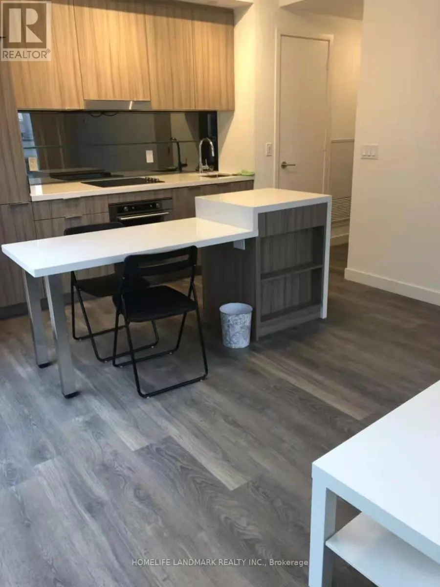 811 - 215 QUEEN STREET W