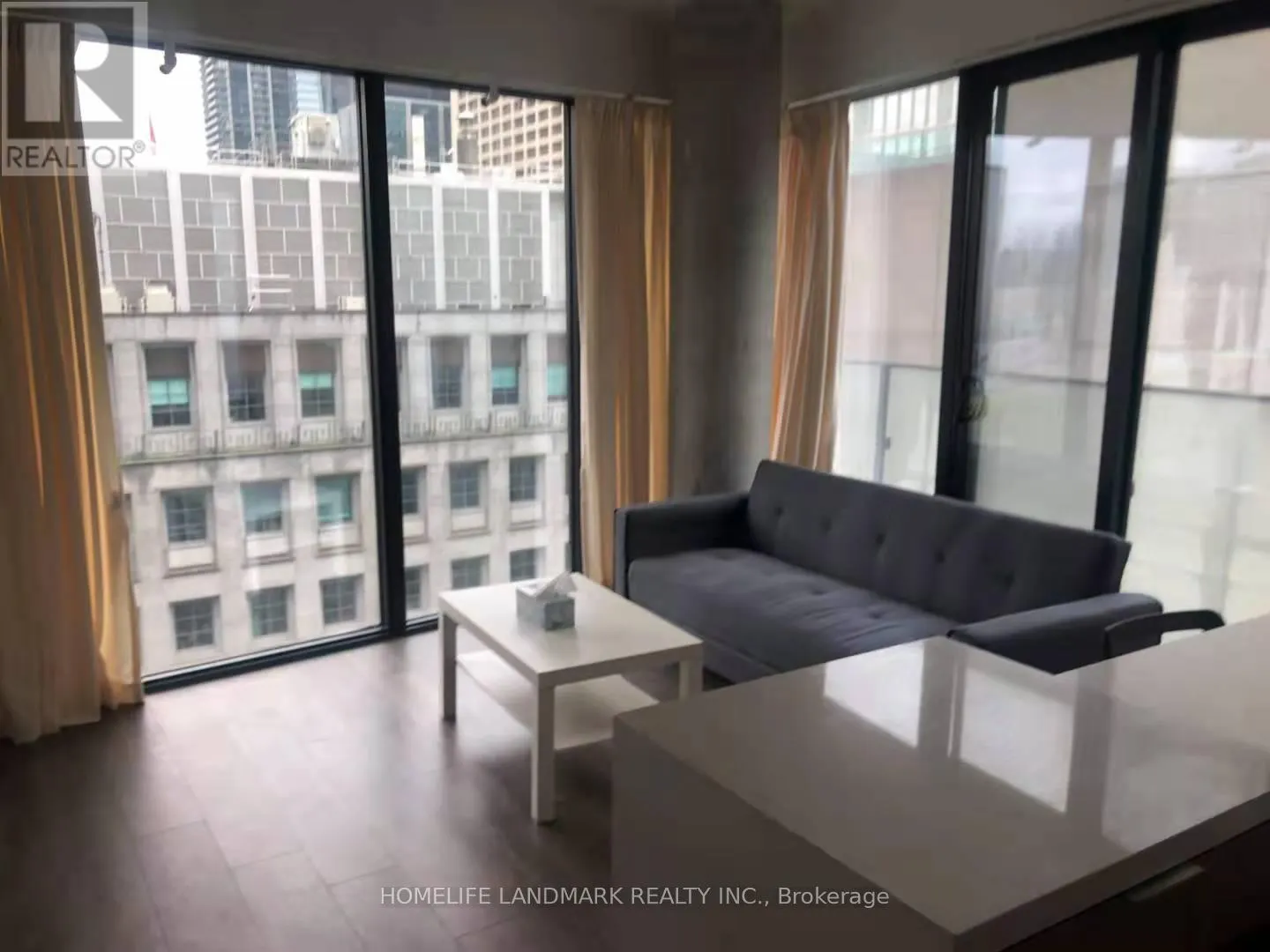 811 - 215 QUEEN STREET W