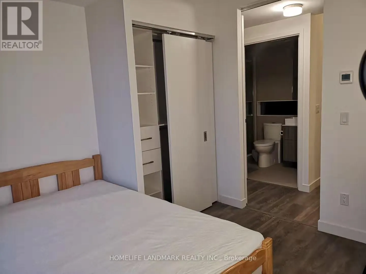 811 - 215 QUEEN STREET W