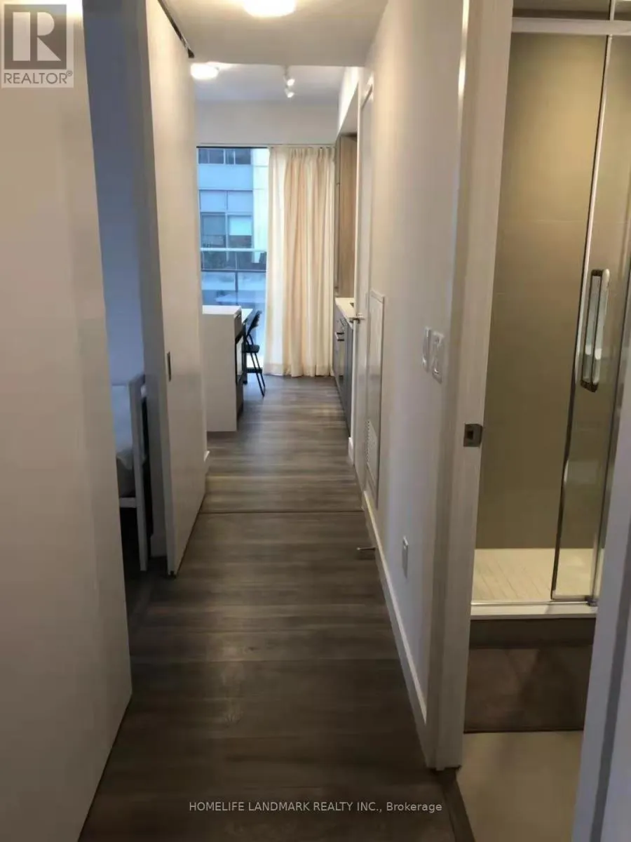 811 - 215 QUEEN STREET W
