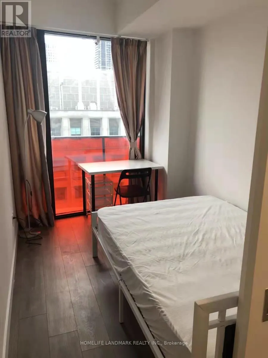 811 - 215 QUEEN STREET W