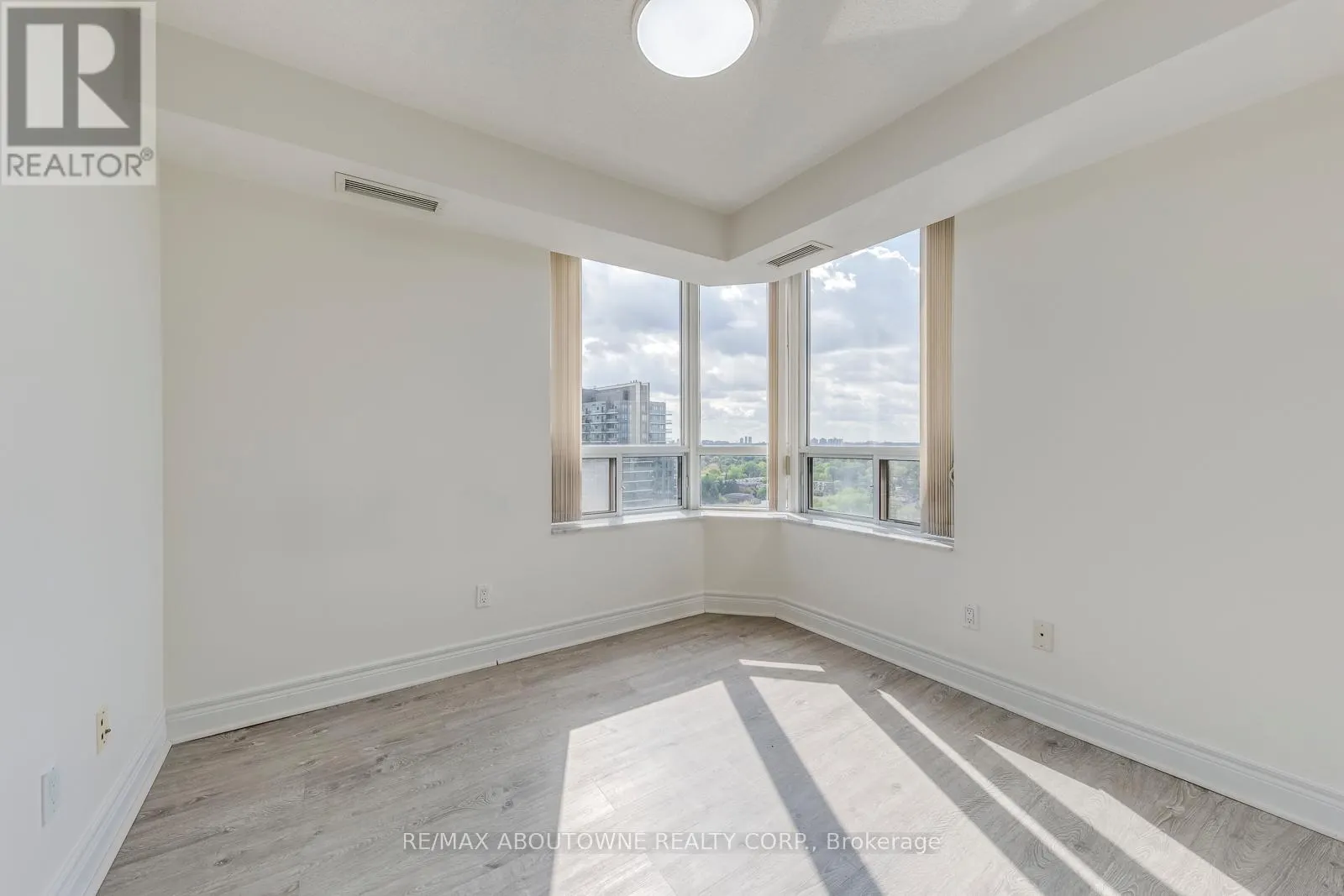 1805 - 5418 YONGE STREET