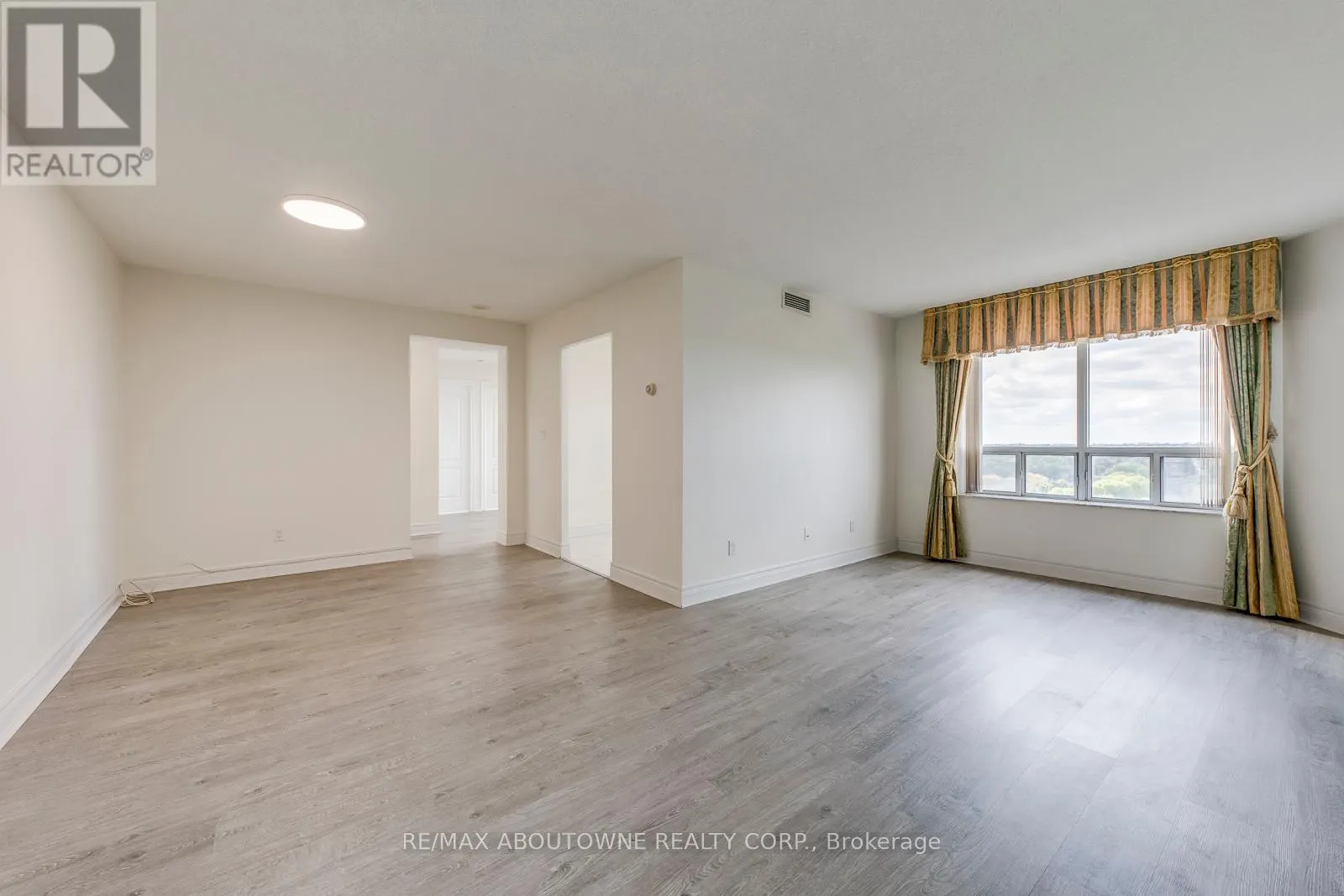 1805 - 5418 YONGE STREET