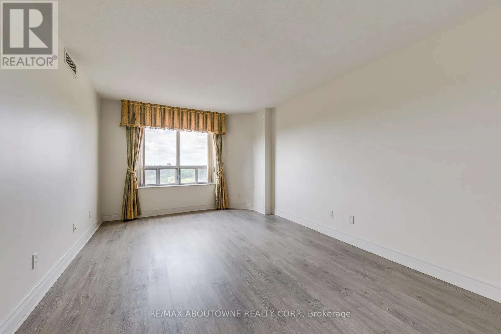 1805 - 5418 YONGE STREET