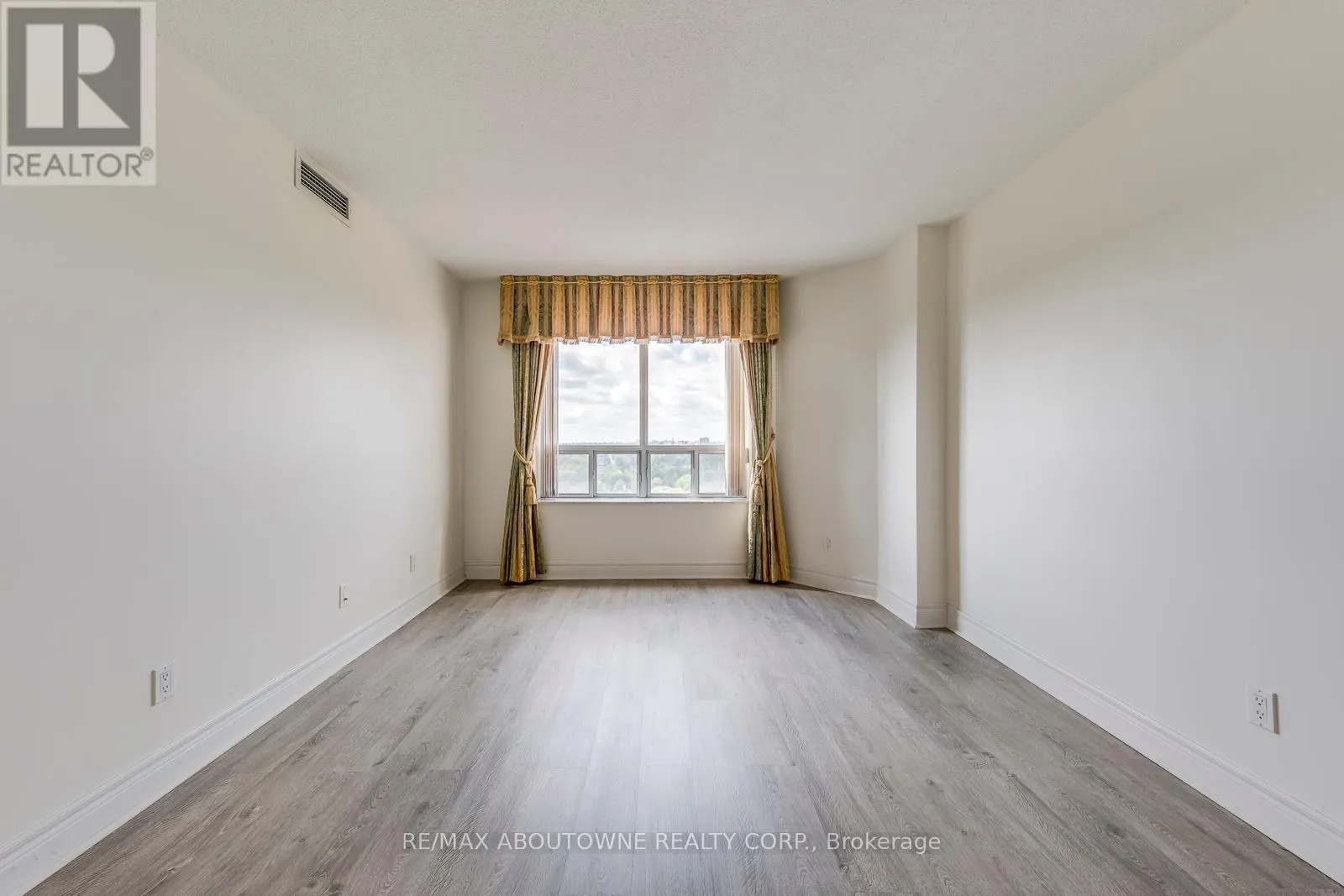 1805 - 5418 YONGE STREET
