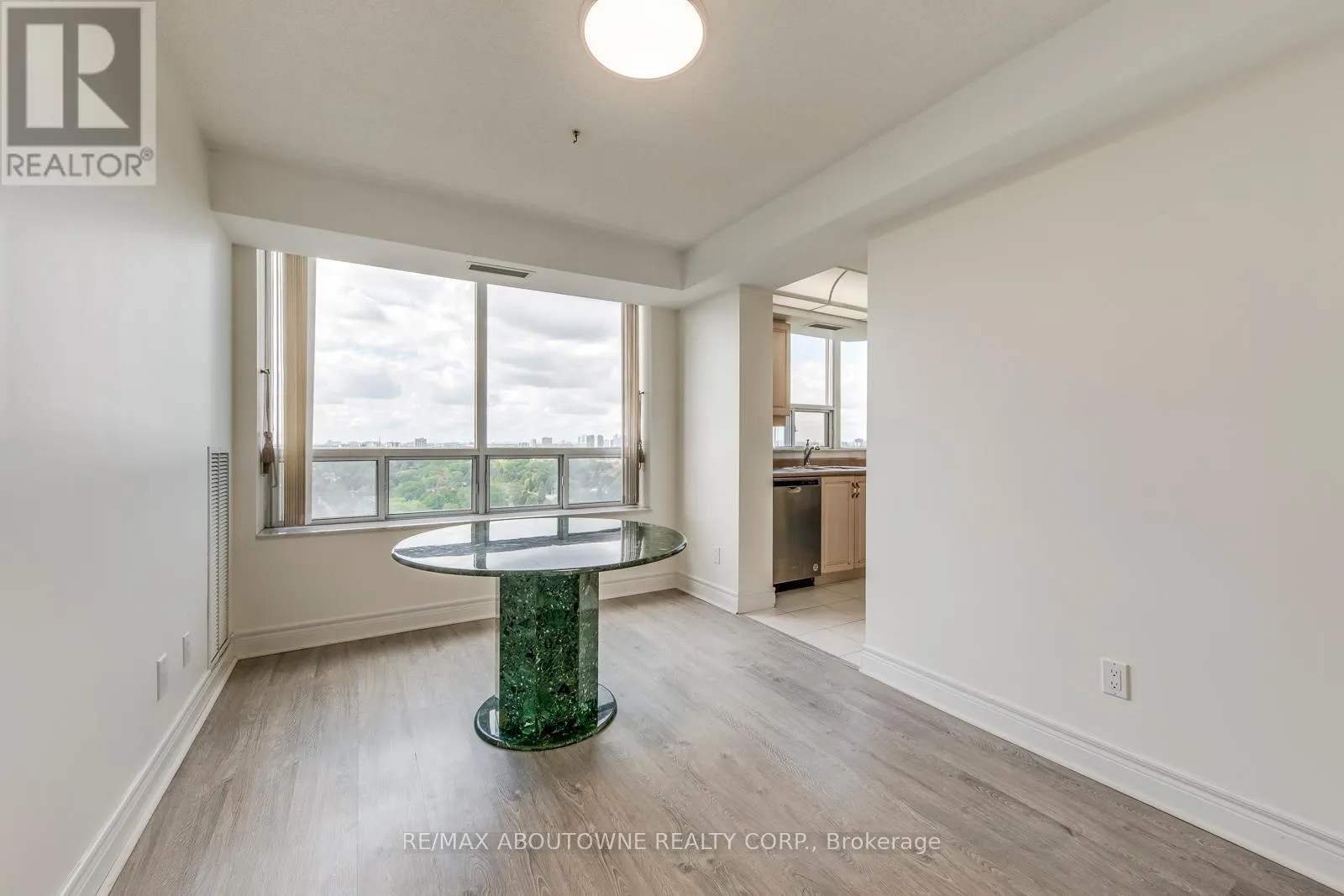 1805 - 5418 YONGE STREET