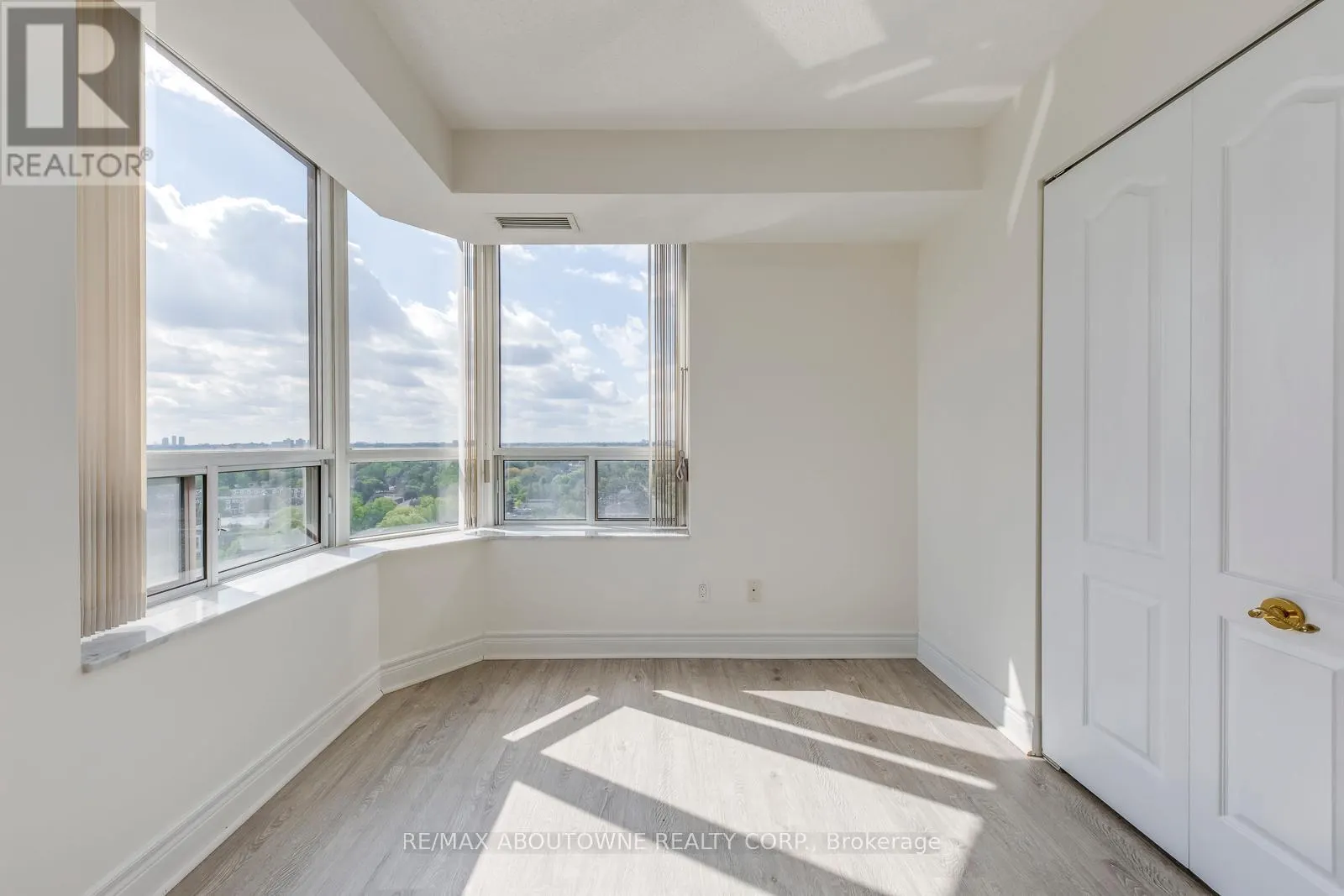 1805 - 5418 YONGE STREET