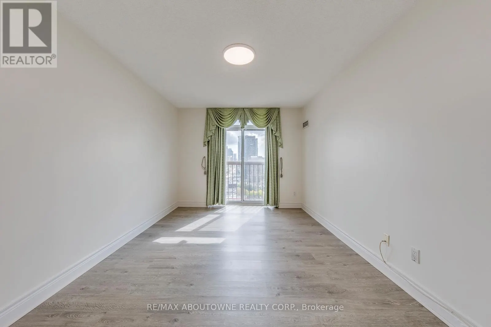 1805 - 5418 YONGE STREET