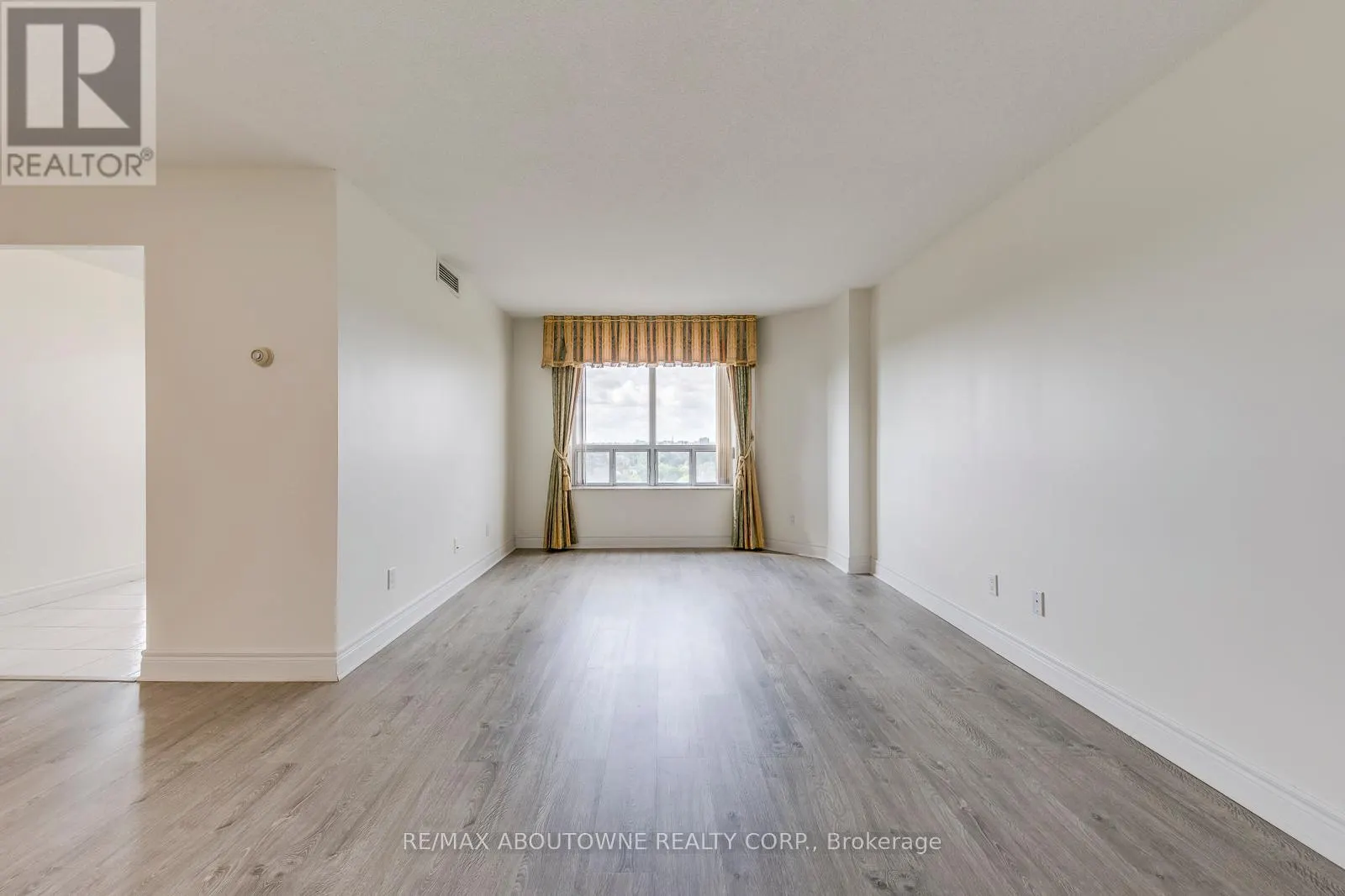 1805 - 5418 YONGE STREET