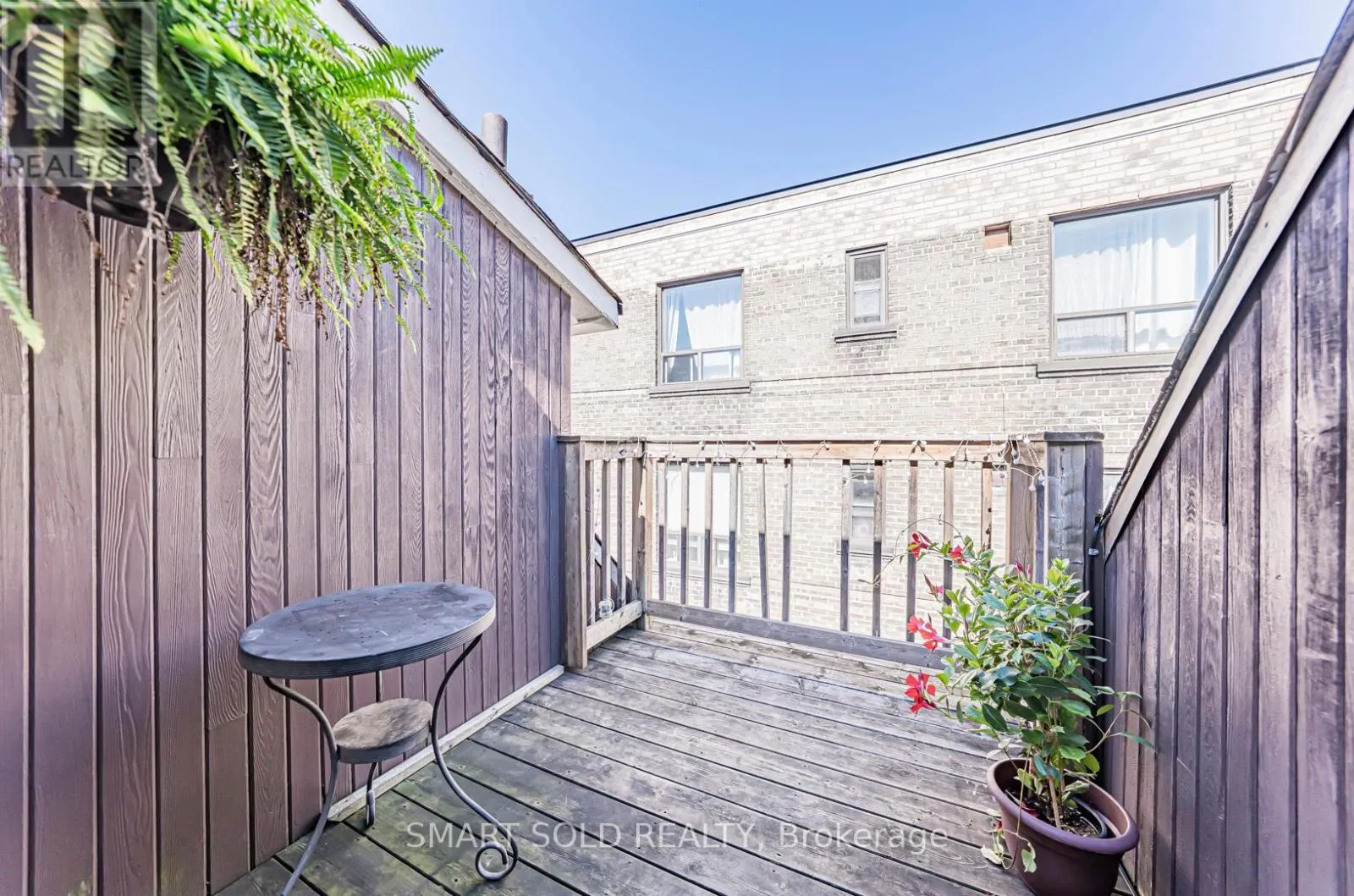 889 AVENUE ROAD