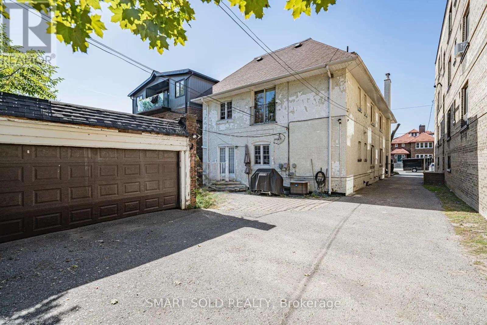 889 AVENUE ROAD