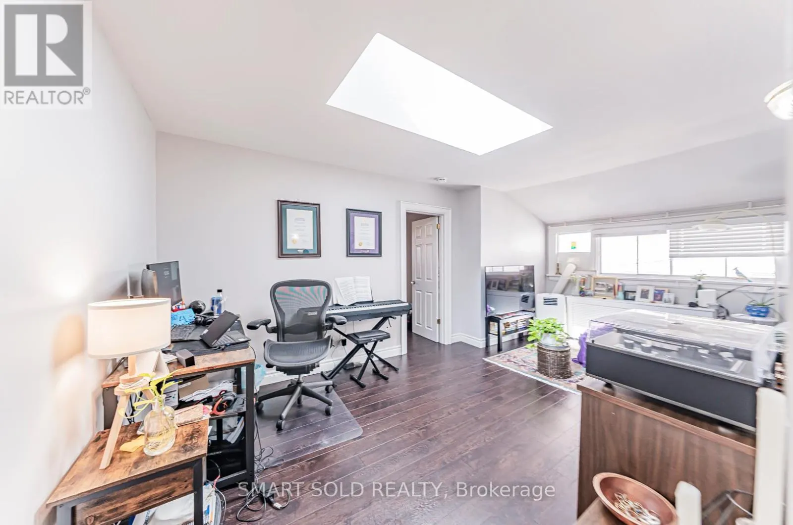 889 AVENUE ROAD