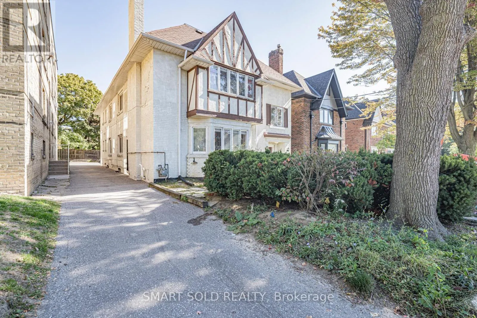 889 AVENUE ROAD