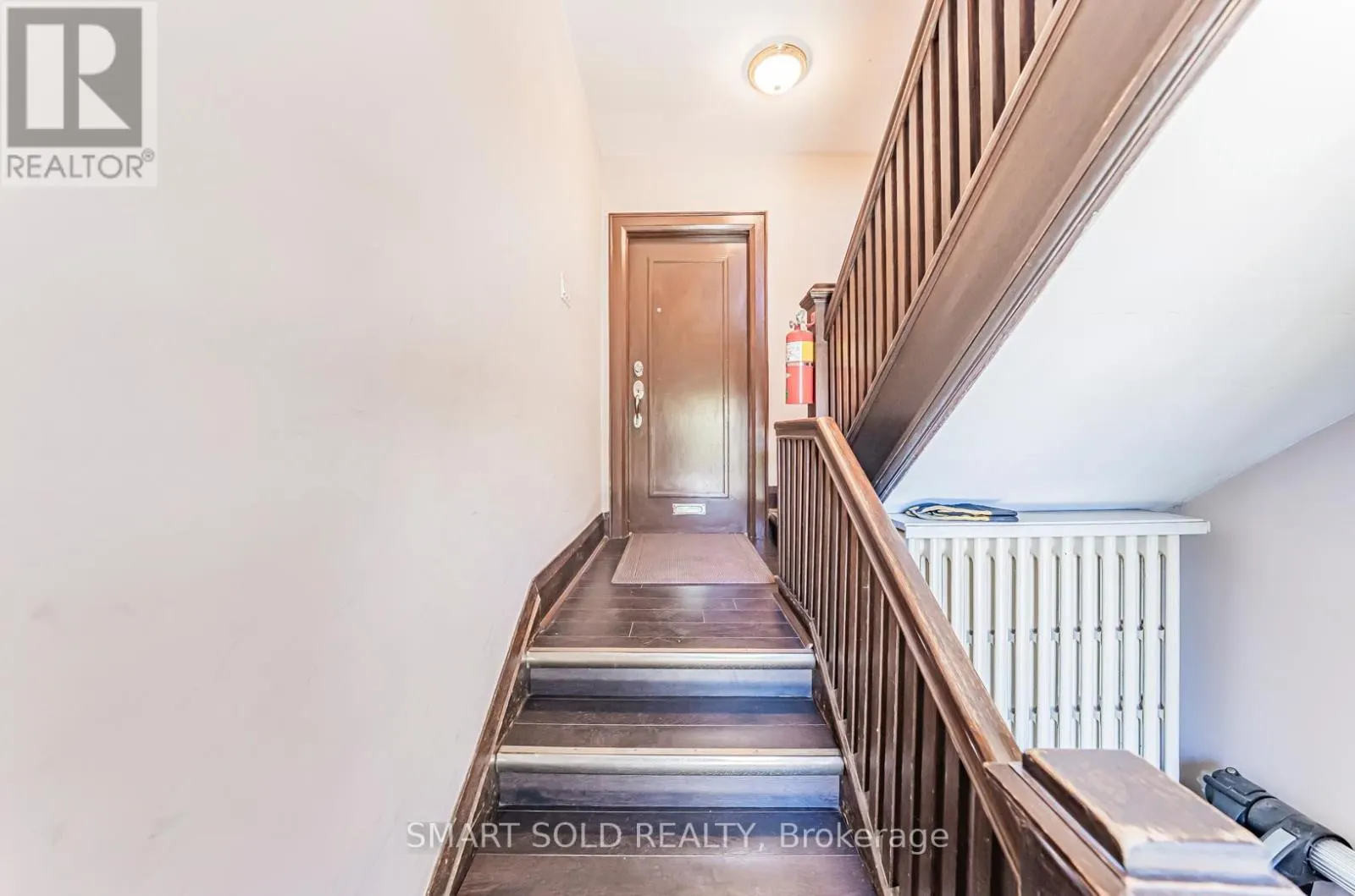 889 AVENUE ROAD