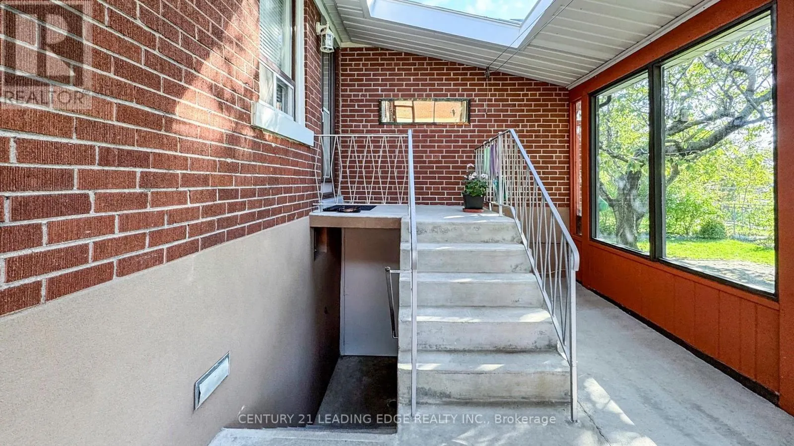 325 WATERLOO AVENUE