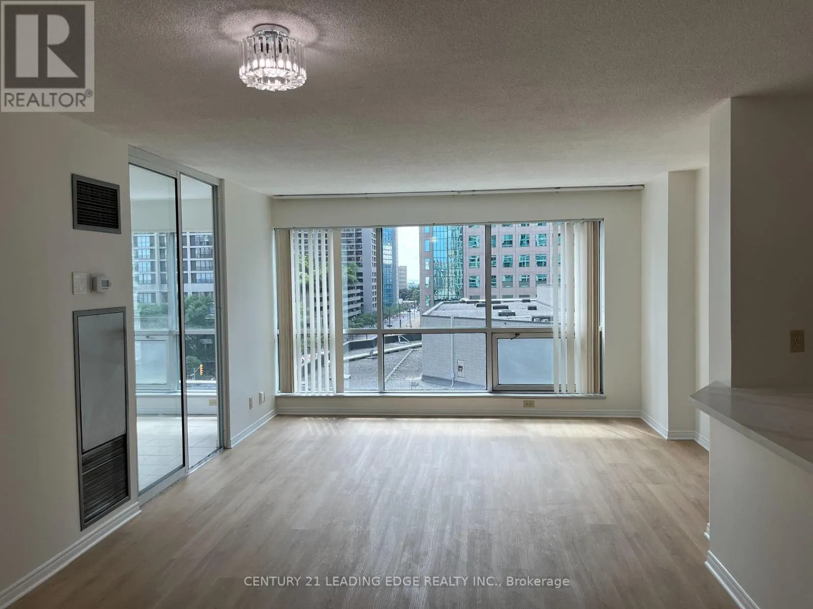 607 - 10 QUEENS QUAY W