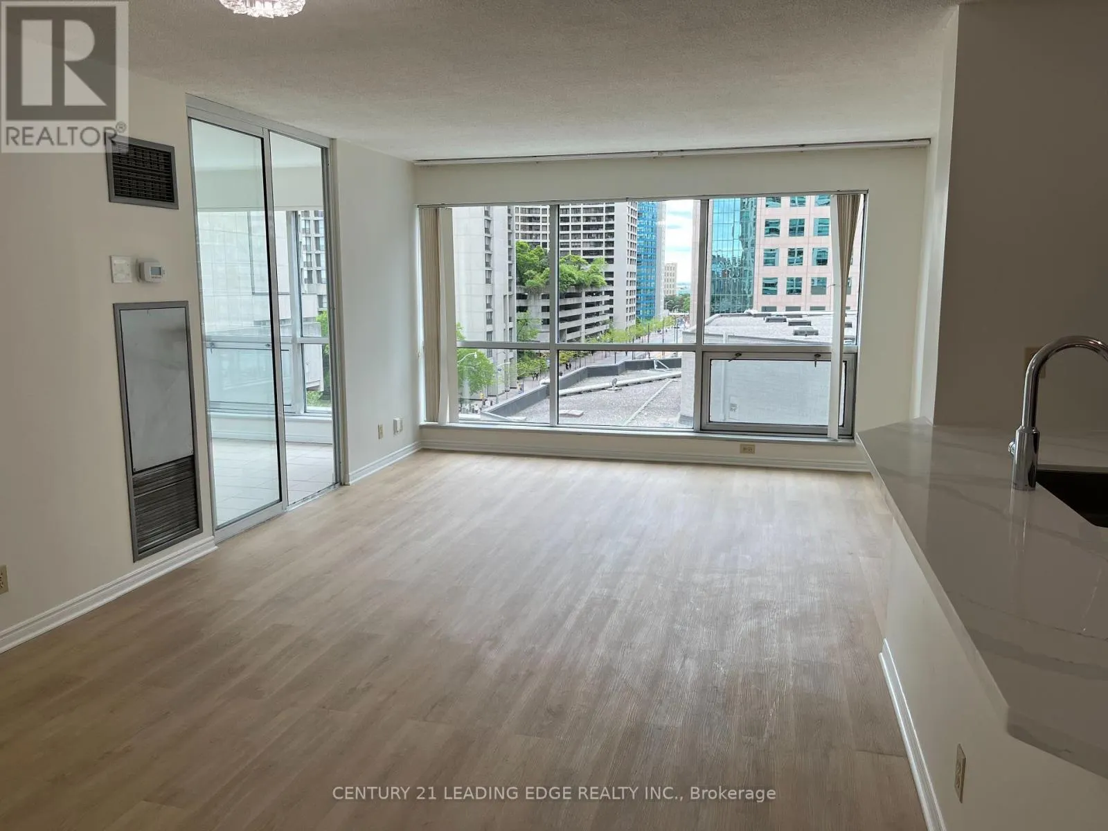 607 - 10 QUEENS QUAY W