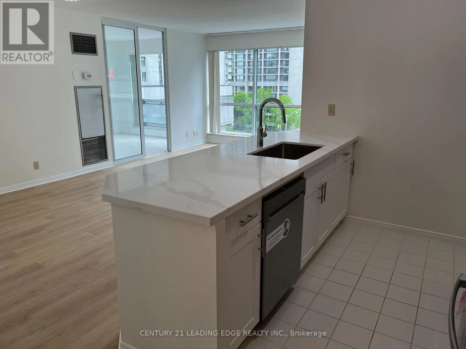607 - 10 QUEENS QUAY W