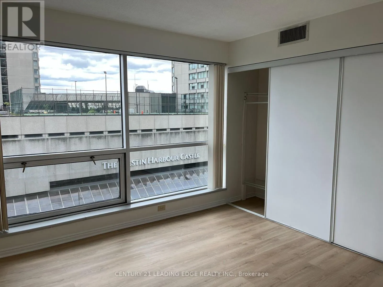 607 - 10 QUEENS QUAY W