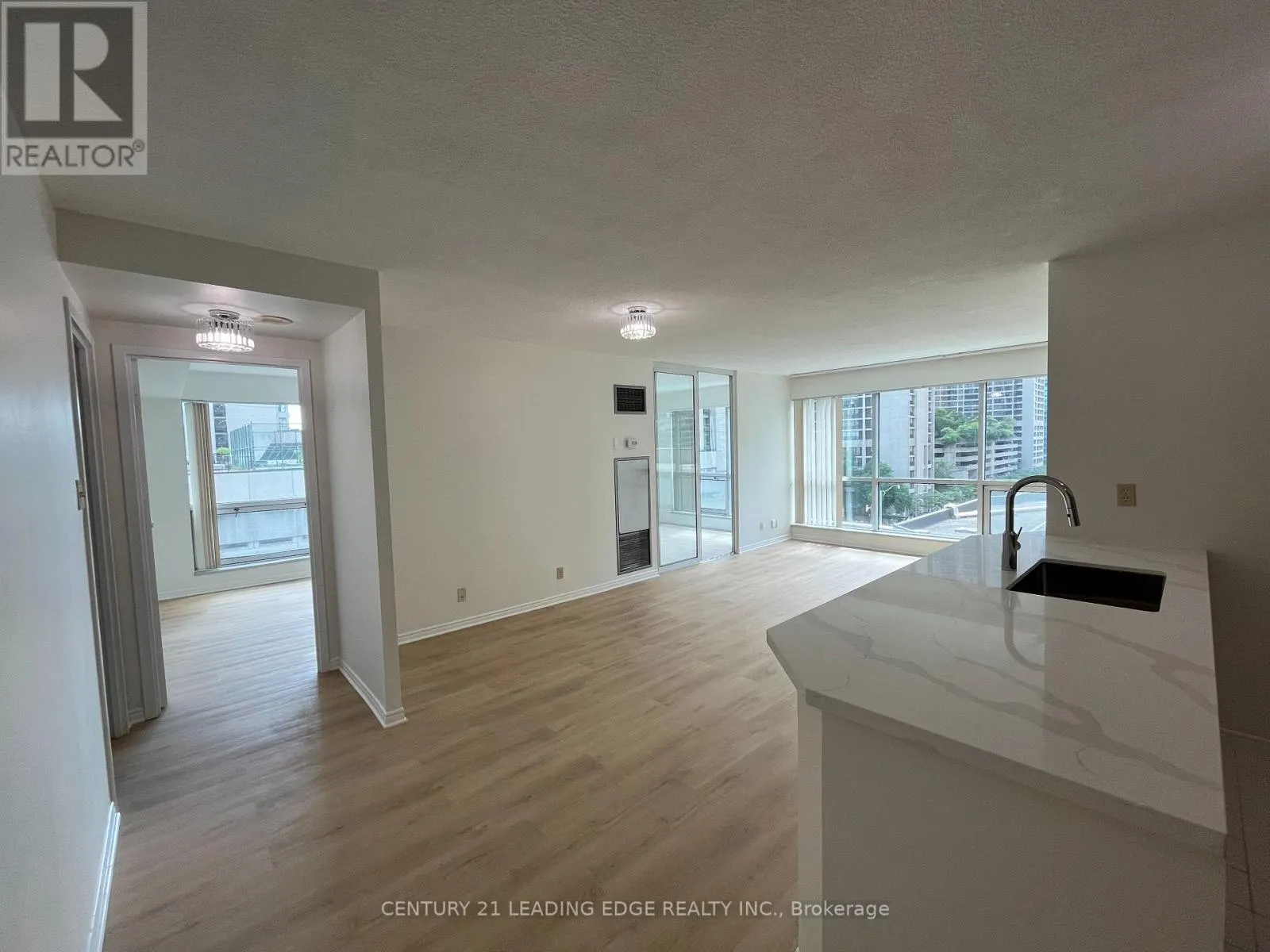 607 - 10 QUEENS QUAY W