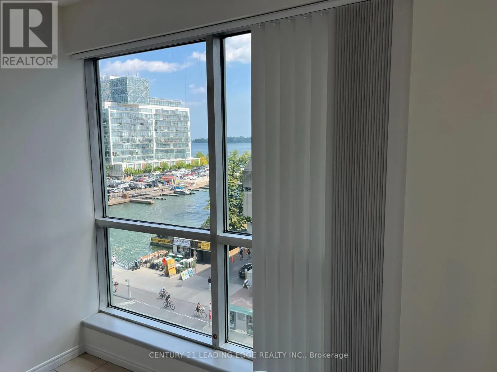 607 - 10 QUEENS QUAY W