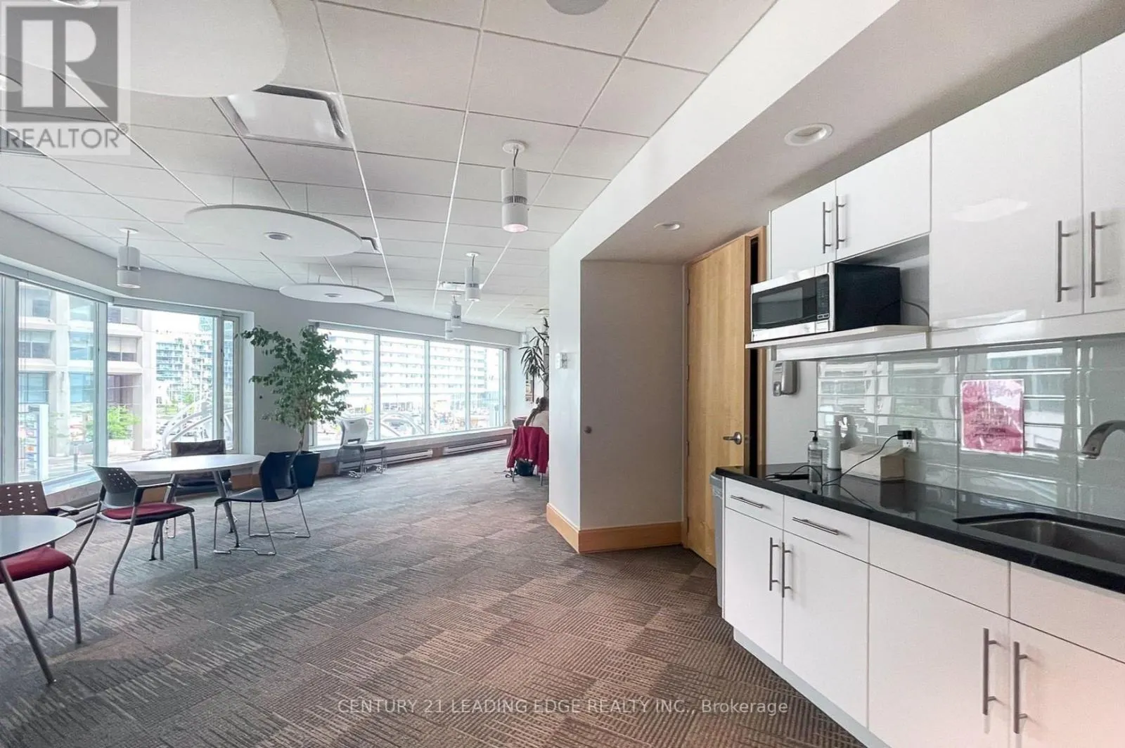 607 - 10 QUEENS QUAY W