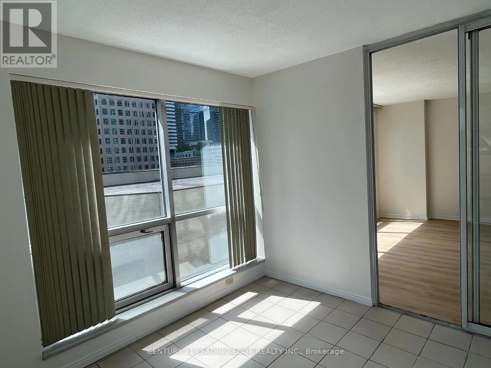 607 - 10 QUEENS QUAY W