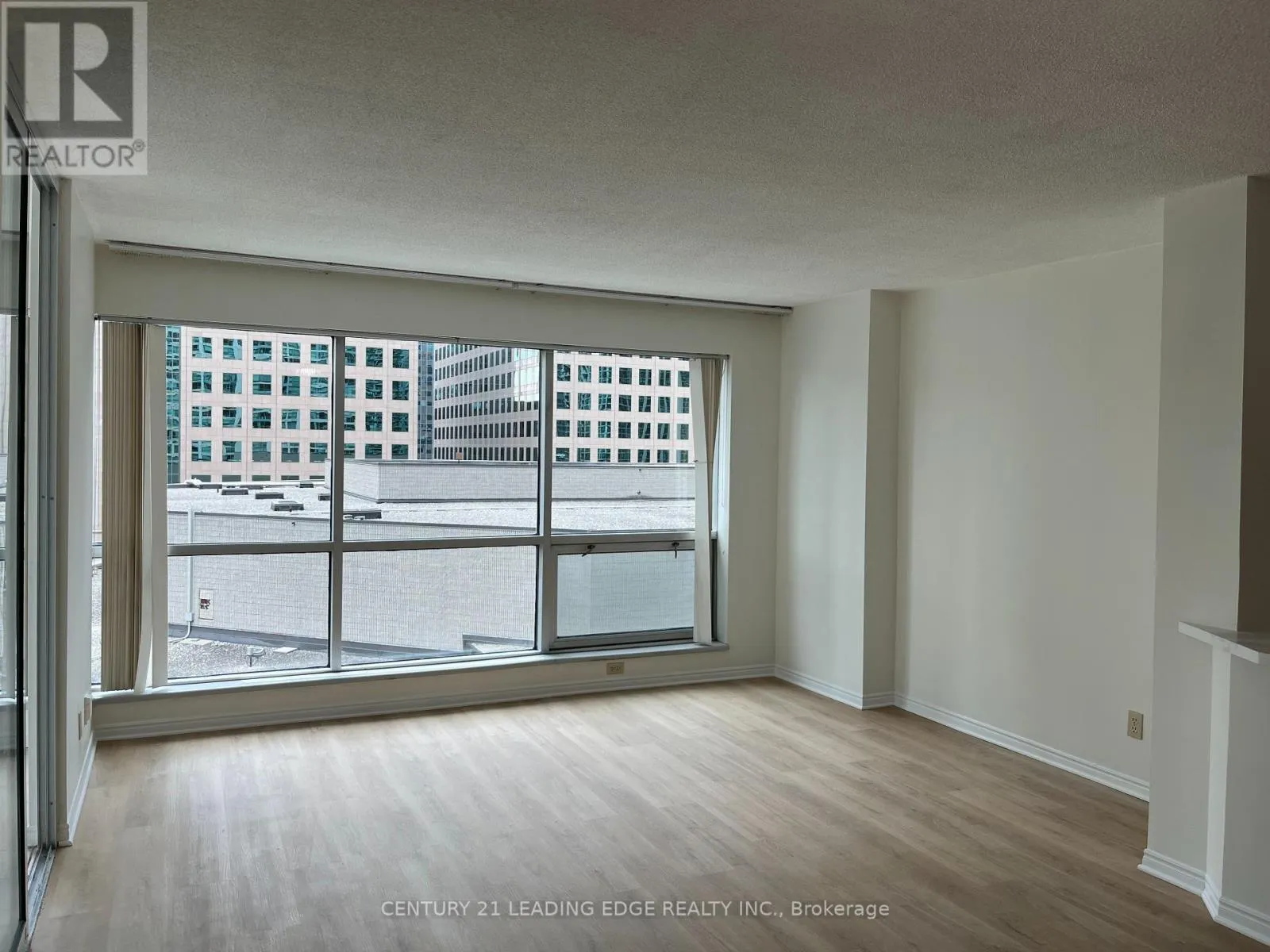 607 - 10 QUEENS QUAY W