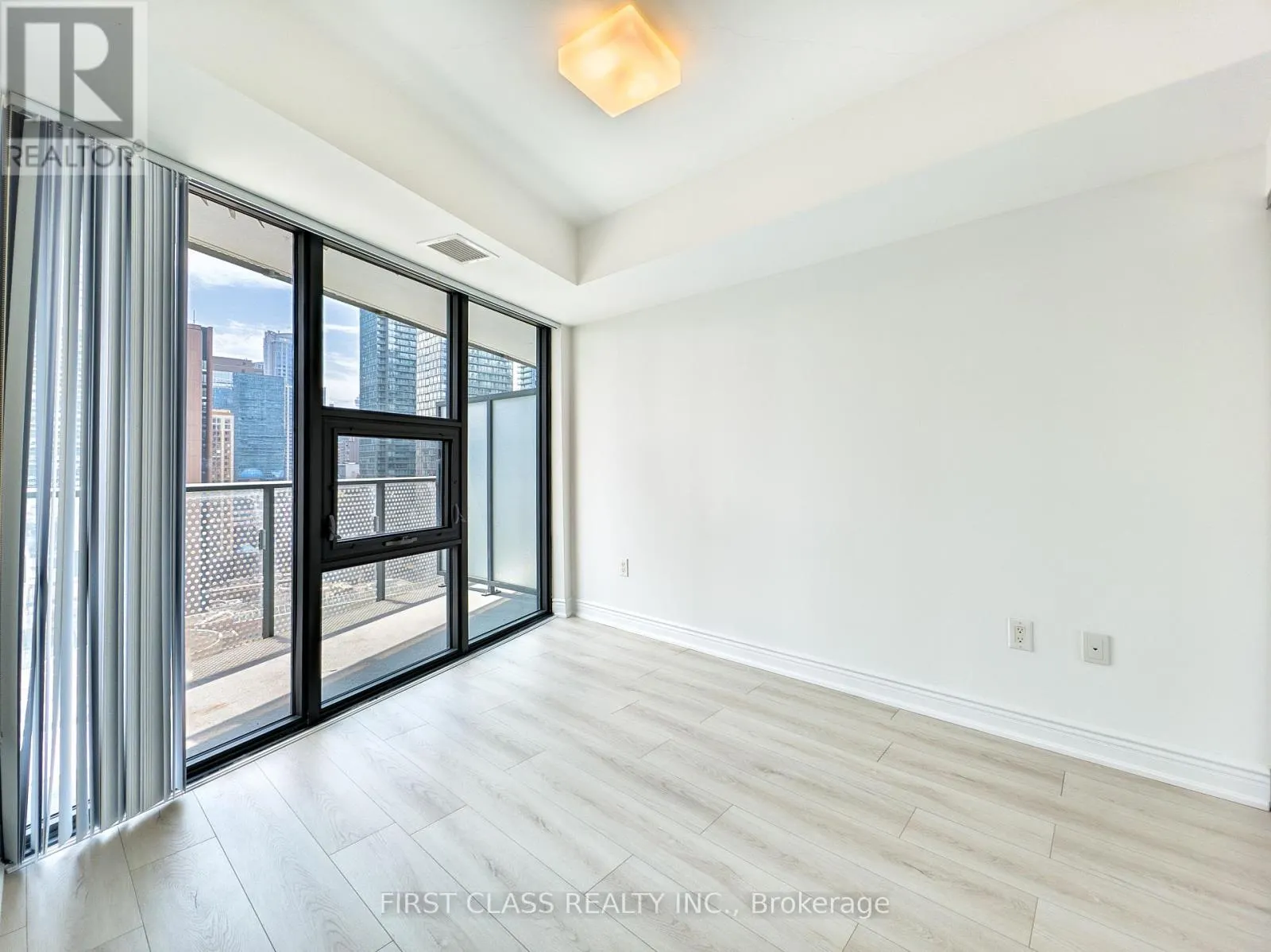 1404 - 11 WELLESLEY STREET W