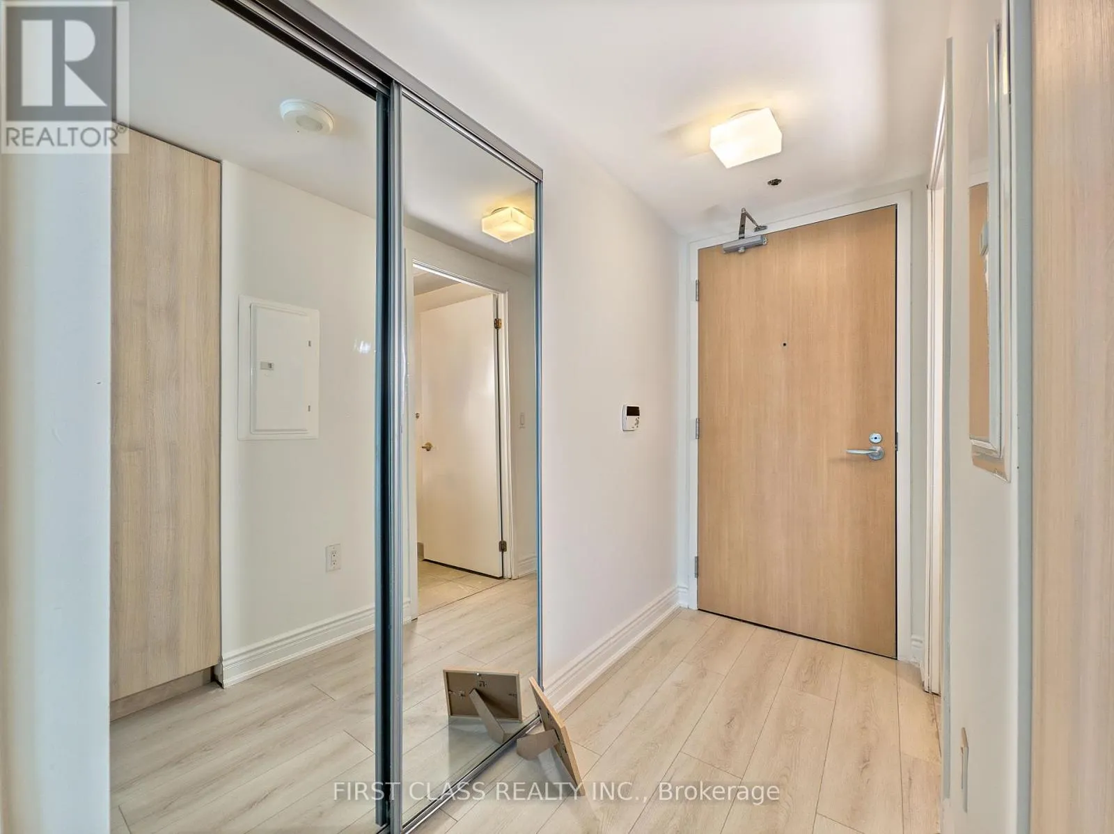 1404 - 11 WELLESLEY STREET W