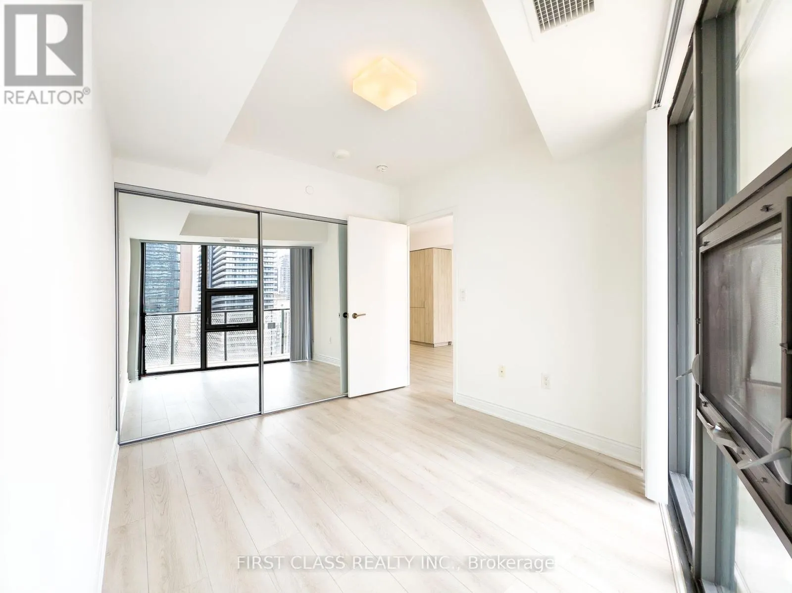 1404 - 11 WELLESLEY STREET W