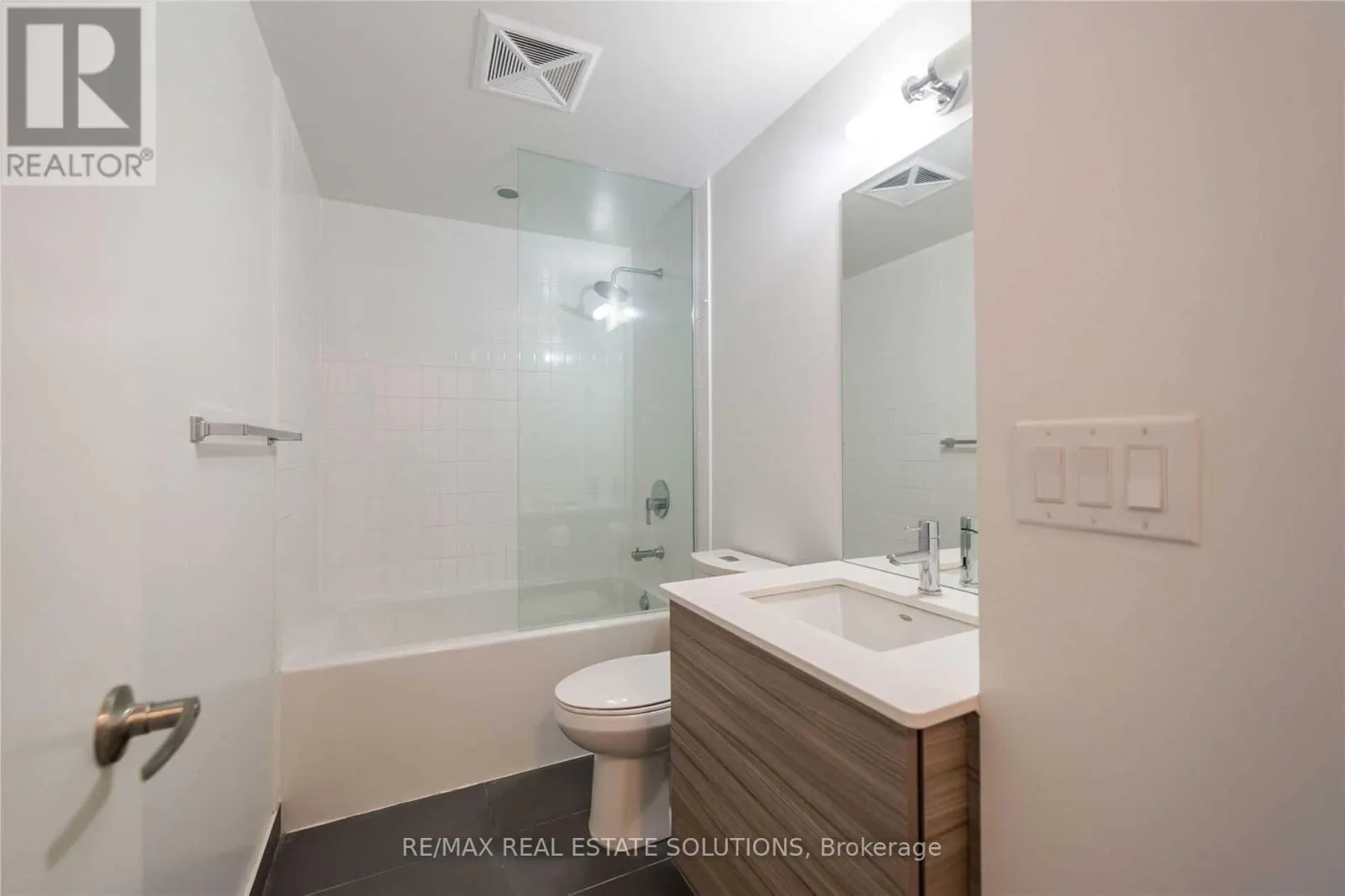 1303 - 210 SIMCOE STREET