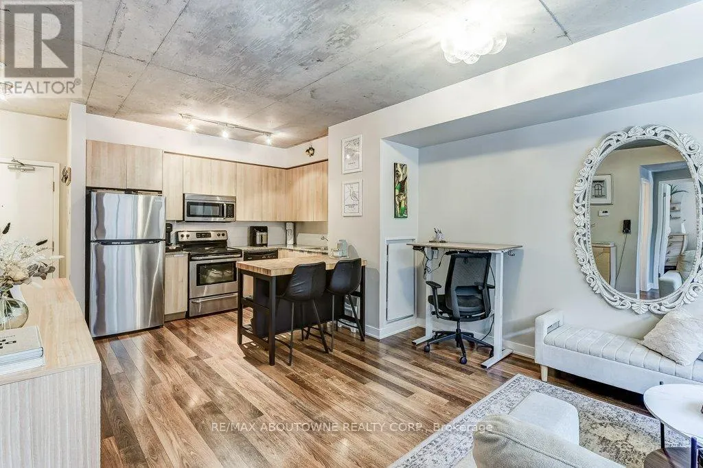 212 - 400 WELLINGTON STREET W