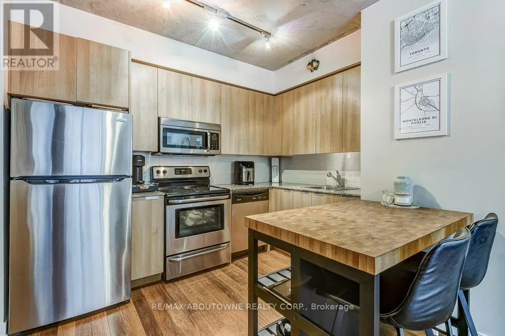 212 - 400 WELLINGTON STREET W
