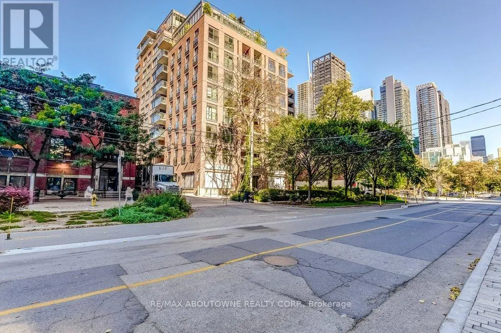 212 - 400 WELLINGTON STREET W