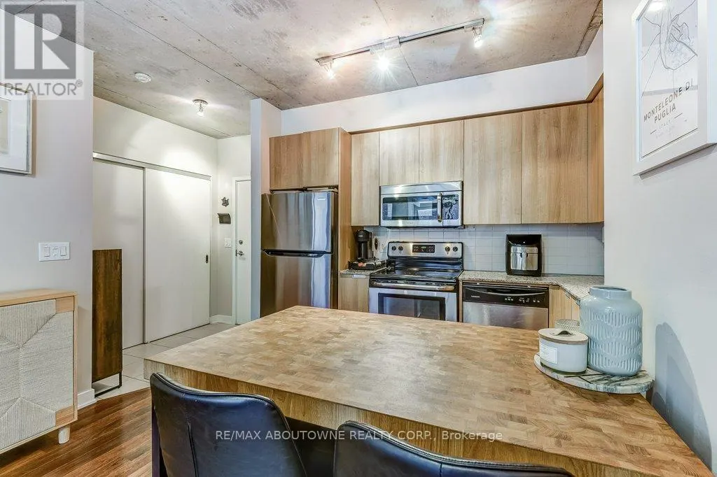 212 - 400 WELLINGTON STREET W