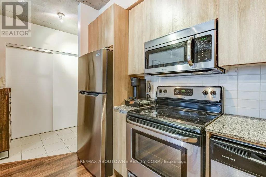 212 - 400 WELLINGTON STREET W
