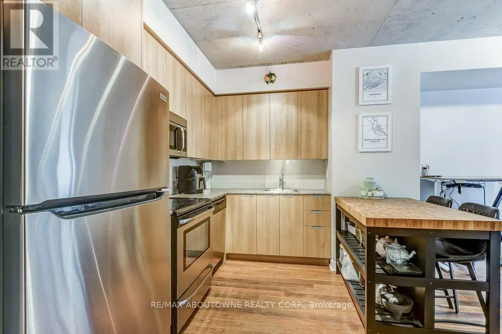 212 - 400 WELLINGTON STREET W