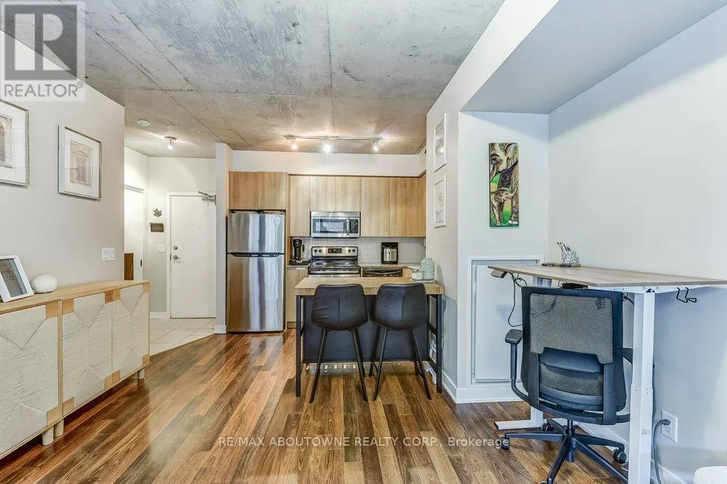 212 - 400 WELLINGTON STREET W