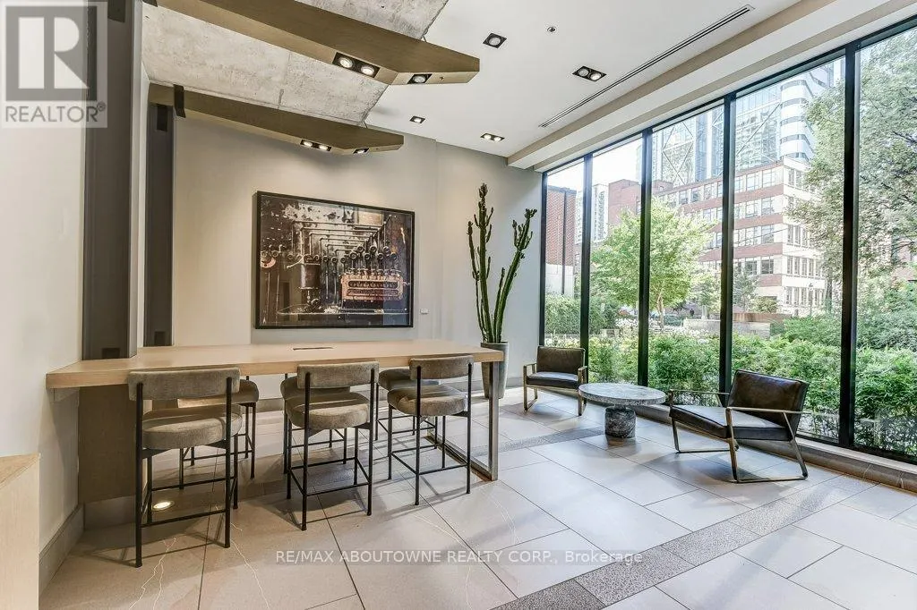 212 - 400 WELLINGTON STREET W