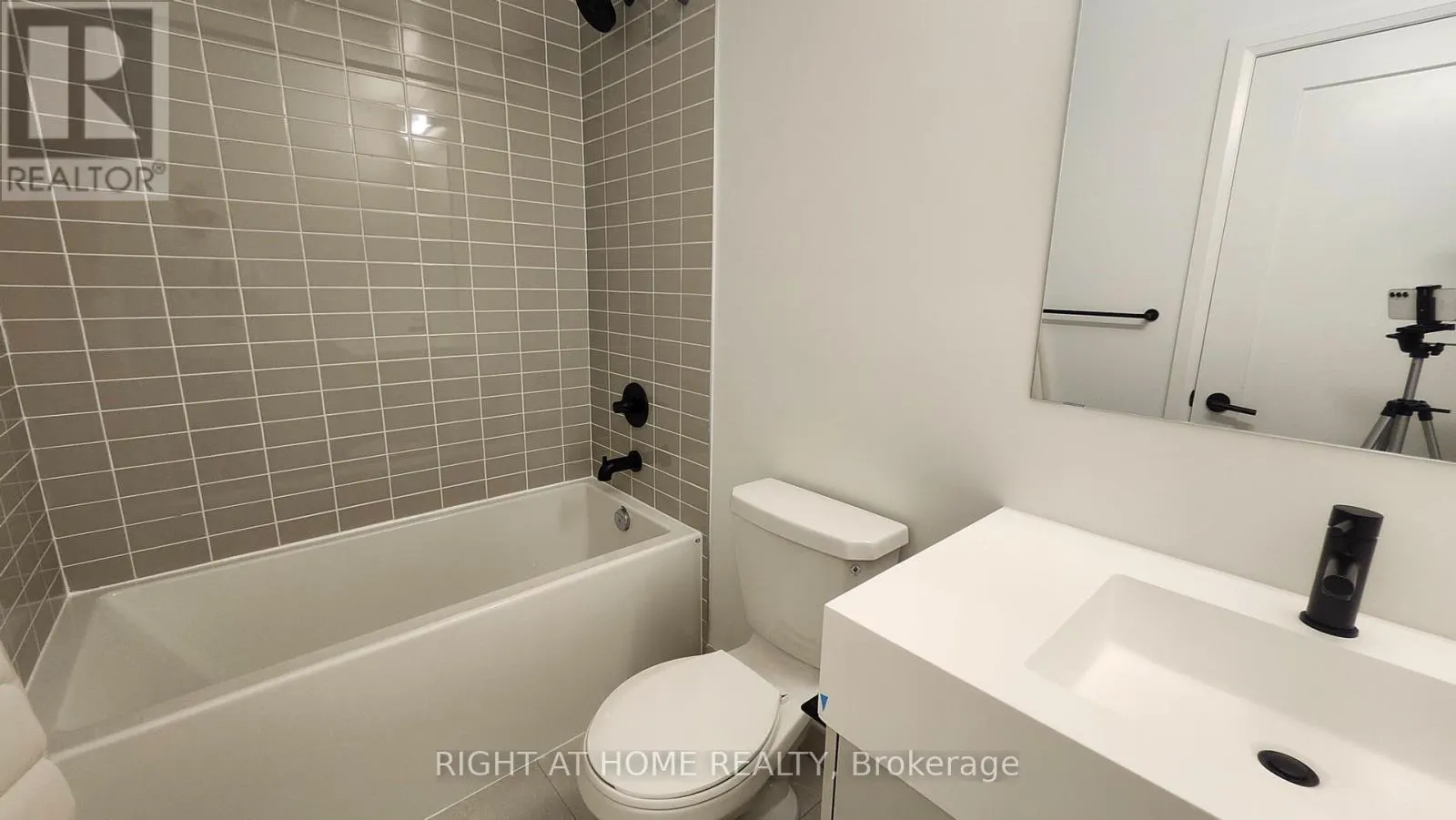 PH12 - 280 DUNDAS STREET W