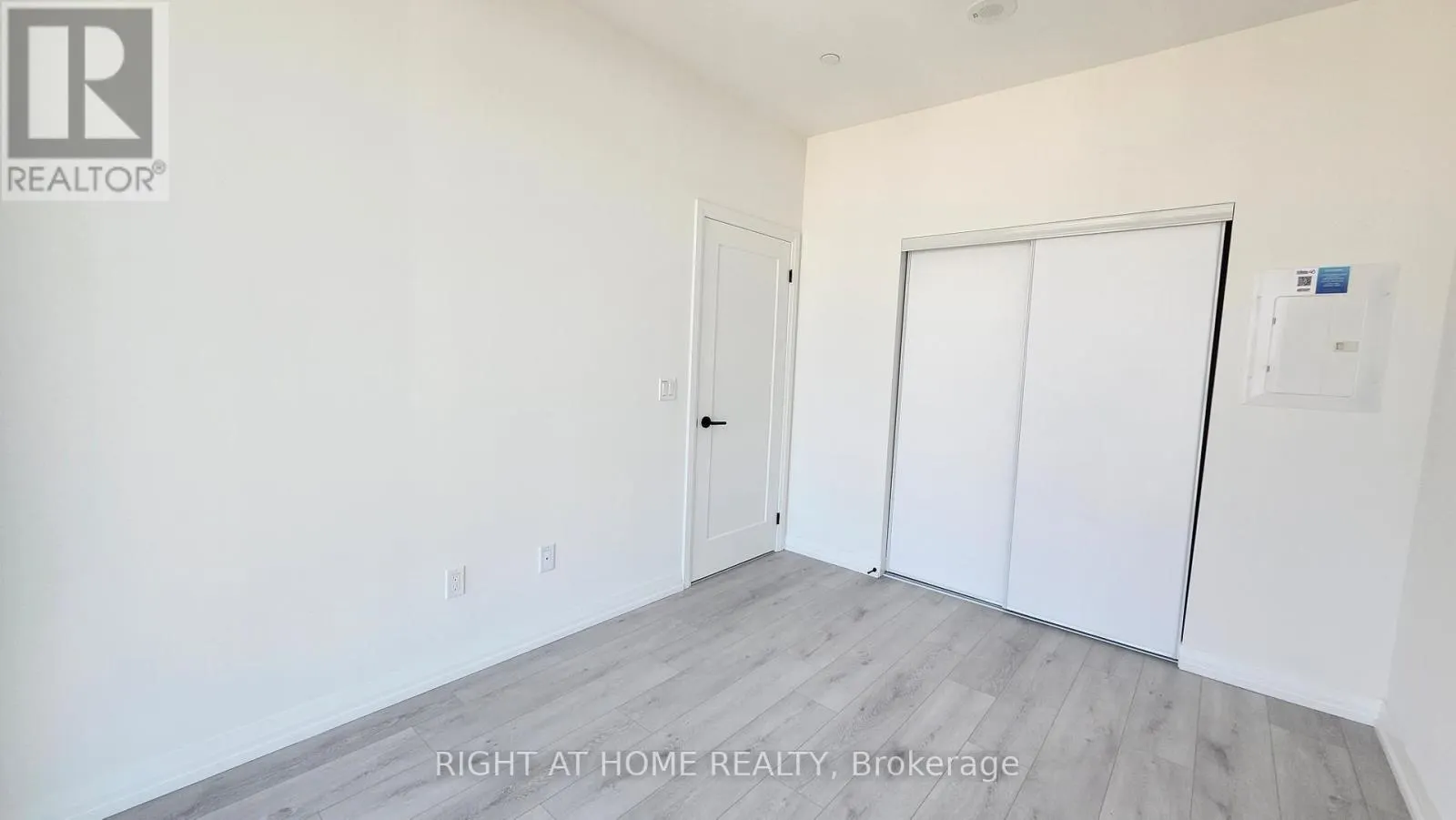 PH12 - 280 DUNDAS STREET W
