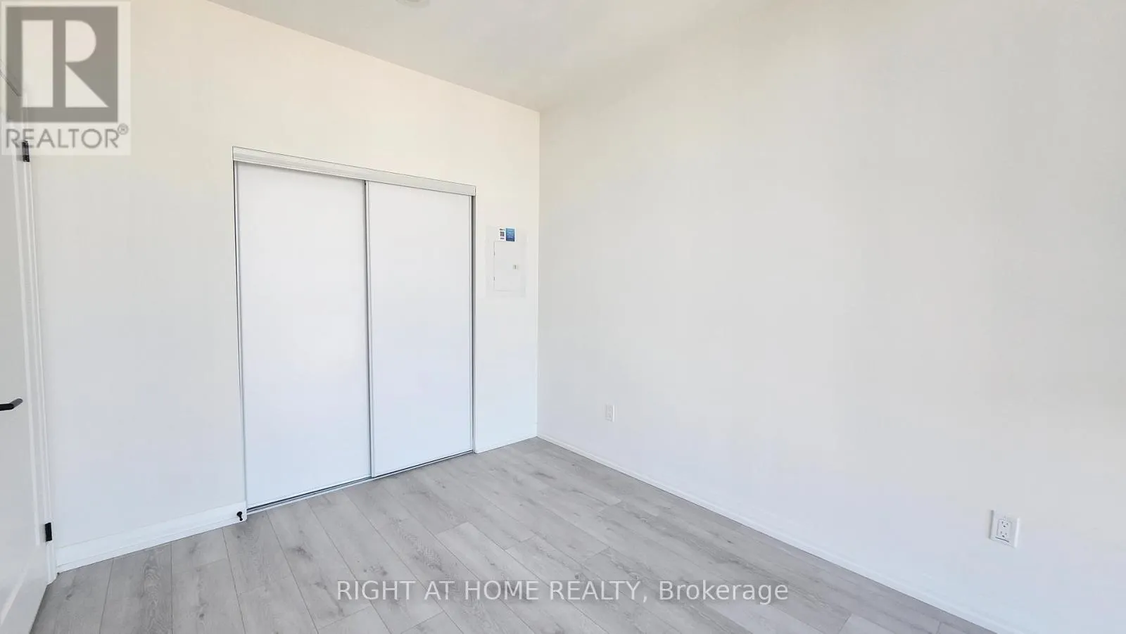 PH12 - 280 DUNDAS STREET W
