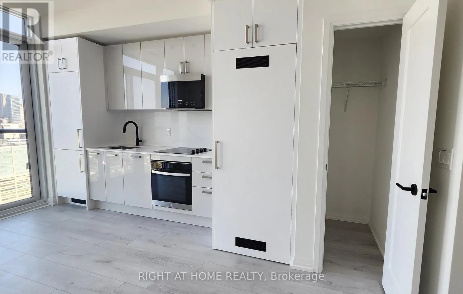 PH12 - 280 DUNDAS STREET W