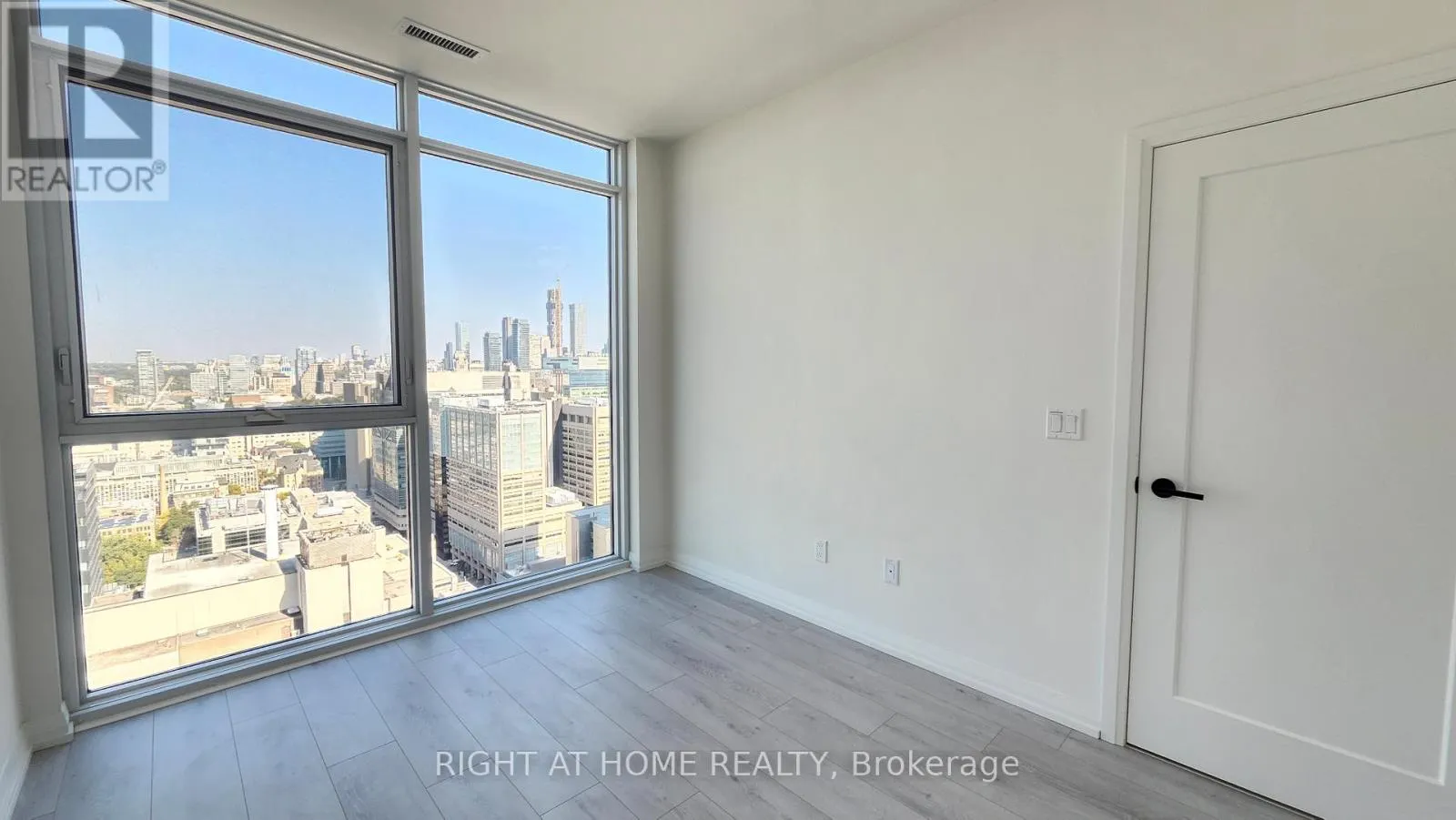 PH12 - 280 DUNDAS STREET W