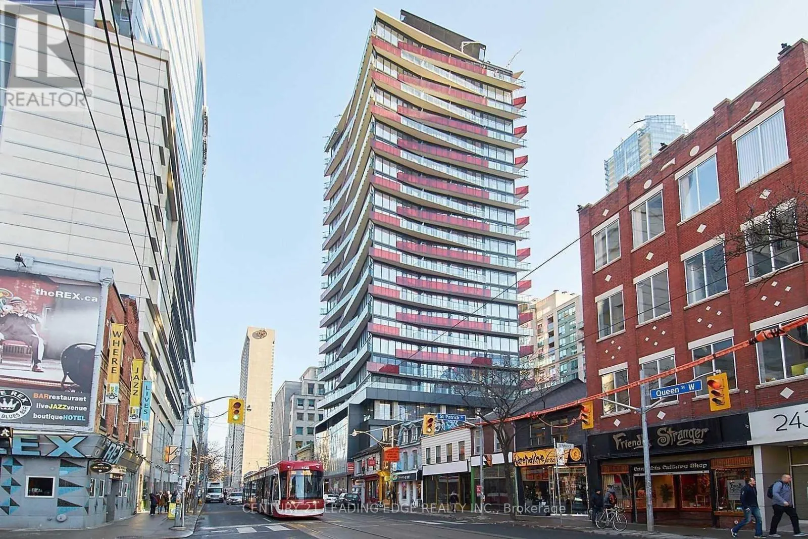 712 - 215 QUEEN STREET W